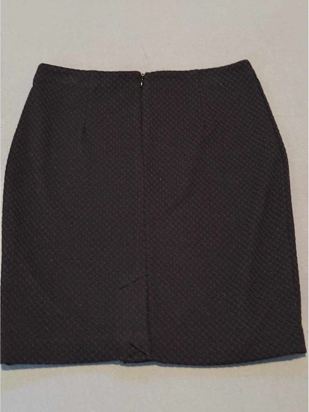Black and Red Textured Stretch skirt Banana Rep 4p